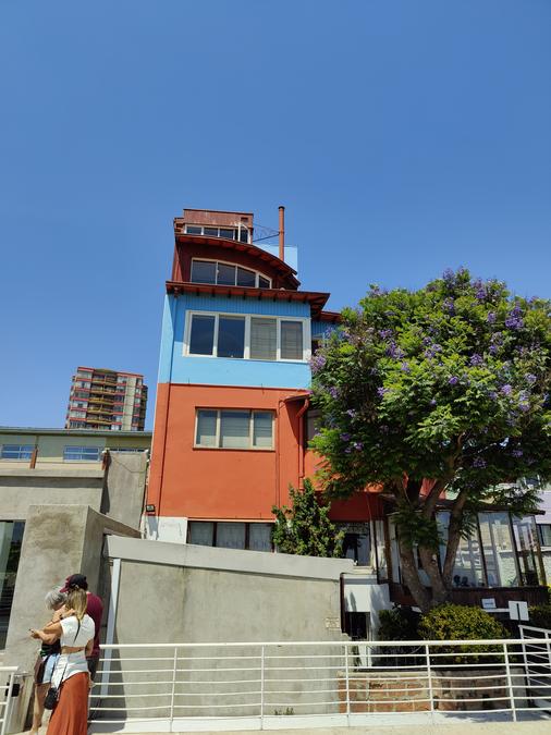 Low angle photo of the Pablo Neruda house and museum in Valparaíso.