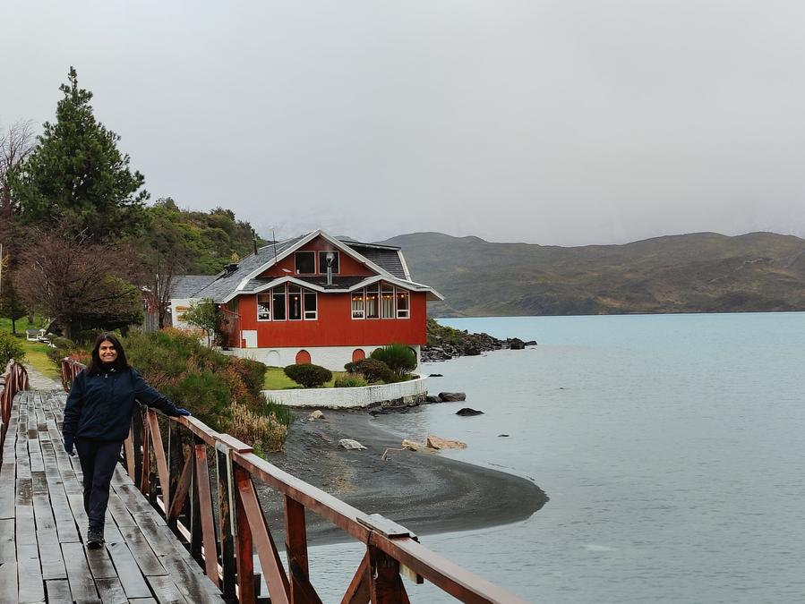 Aishwarya posing on the bridge to the Hostería Pehoe.